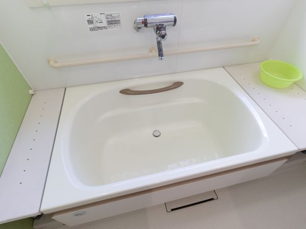 手すり付きの洗面台
