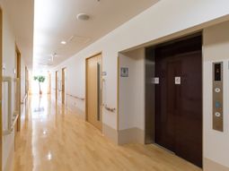 明るい廊下とエレベーター