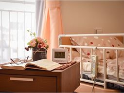 居室のベッドとサイドテーブル