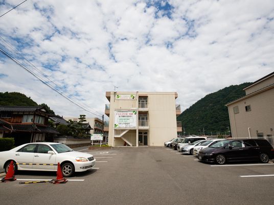 施設の外観と周囲