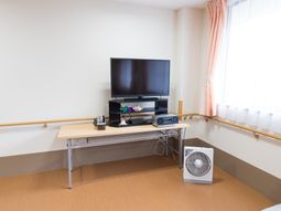 居室内のテレビとテーブル