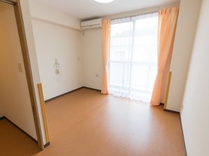 明るい居室の一部