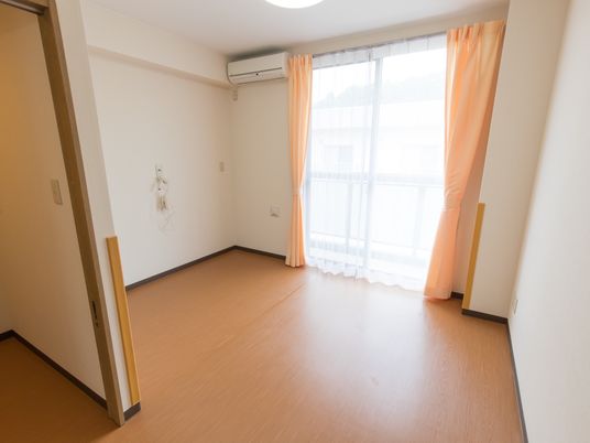 明るい居室の一部