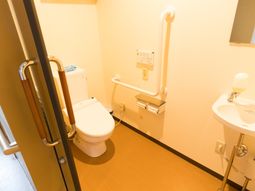 バリアフリー設計のトイレ