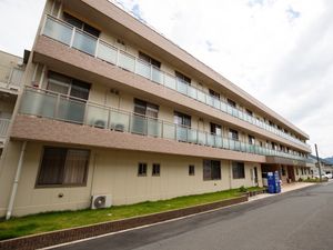 多階層の建物の外観