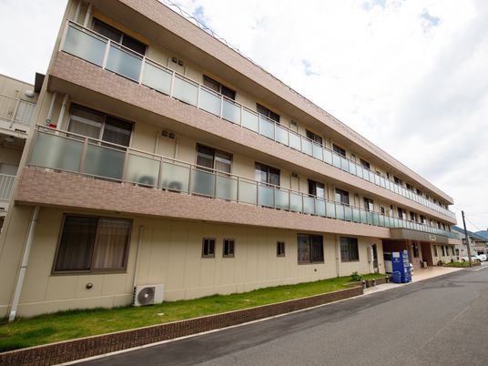 多階層の建物の外観
