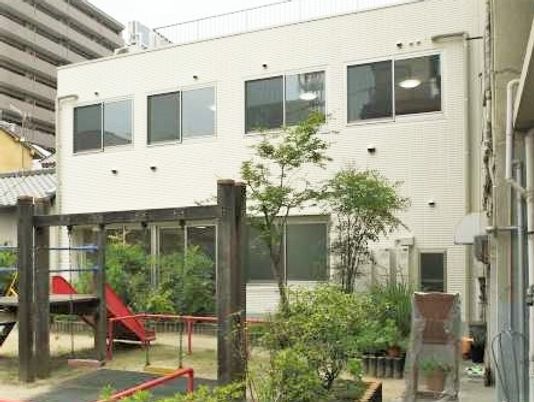 白い建物の中庭