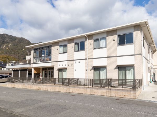明るい外観の建物