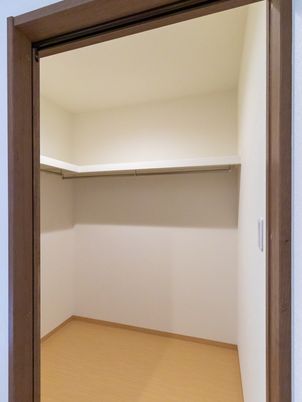 シンプルな洋室のクローゼット