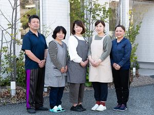 スタッフ5人の集合外観  