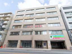 都心に建つビル外観