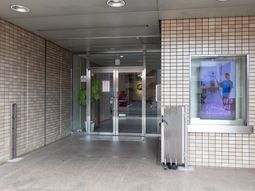 明るい施設のエントランス