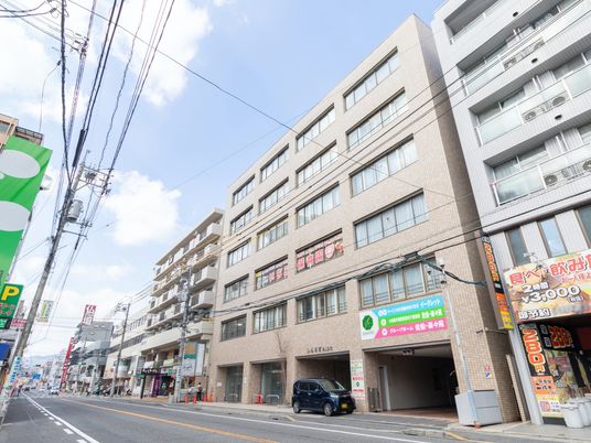 都会の建物外観
