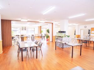 日差しが差し込む広間