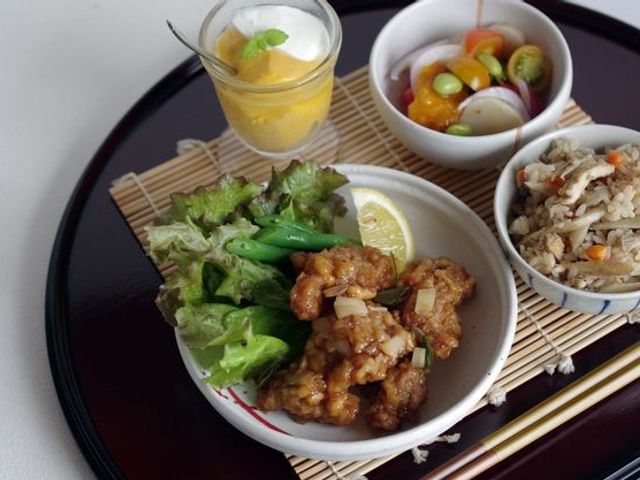 彩り豊かな手作り食事 食事3（お肉料理） 栄養バランスを重視した手作りの食事が提供され、日々の生活に彩りと健康をもたらします。
