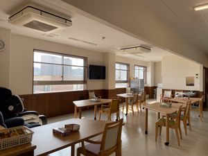 自然光が差し込むラウンジ