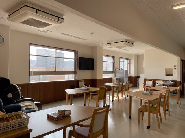 自然光が差し込むラウンジ ラウンジ 広々としたラウンジは自然光がたっぷり入り、温かみのある雰囲気です。リラックスして過ごせます。