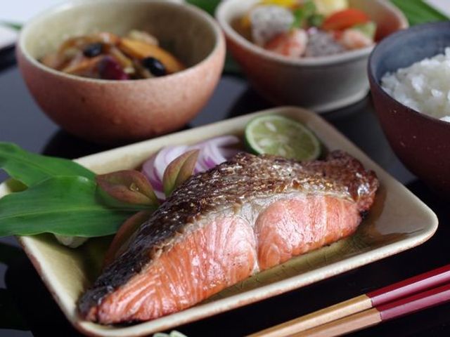 健康的な和食の一食 食事1（和食） 栄養バランスを考えた和食を提供しており、健康維持につながる食生活をサポートします。美味しくて温かい食事が、毎日の楽しみの一つとなります。