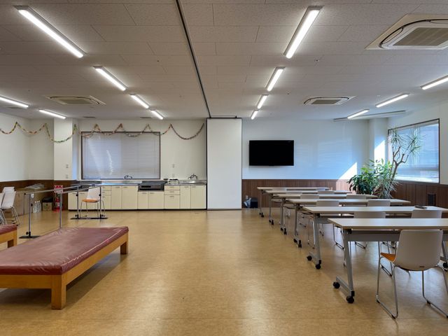 自然光が入る広い部屋 多目的室 自然光が差し込む明るい多目的室です。広々とした空間でさまざまな活動が可能です。
