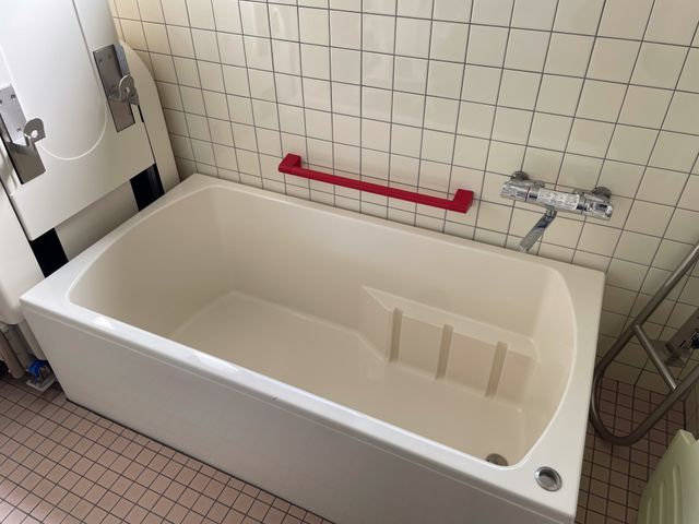 広々とした浴室 浴室 手すりのある広々としたバスルームです。利用者が安全に入浴できるよう配慮されています。