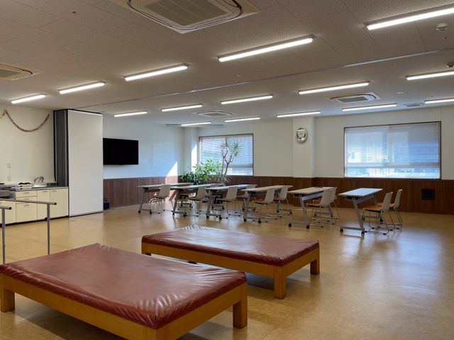 広々とした多目的室 多目的室 広々とした部屋で、多目的に利用可能です。自然光がたっぷり入り、快適に過ごせます。