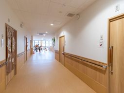 明るい施設の廊下