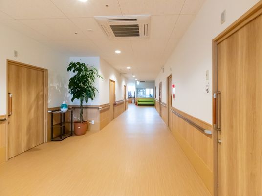 廊下の明るい風景