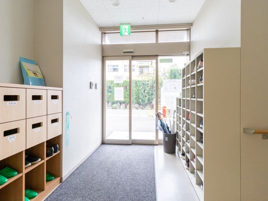 明るいエントランス風景