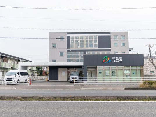 モダンな建物の外観