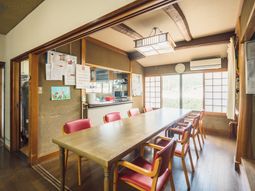 広々とした明るい食堂