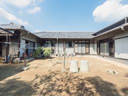 明るい中庭の様子