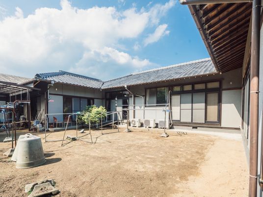 広々とした明るい中庭