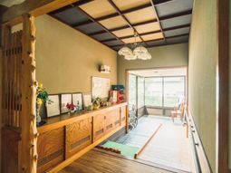 廊下にある木造のインテリア