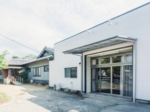 白壁の建物エントランス