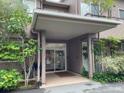 緑に囲まれたエントランス