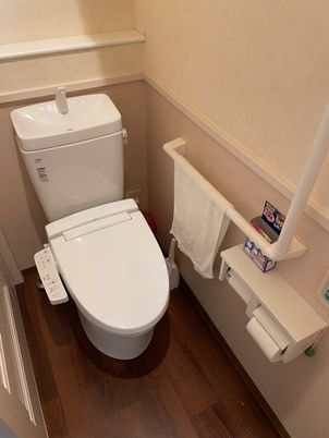 手すり付きのトイレ