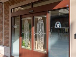 エントランスのガラスドアと看板