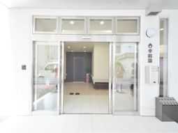 白を基調としたエントランス
