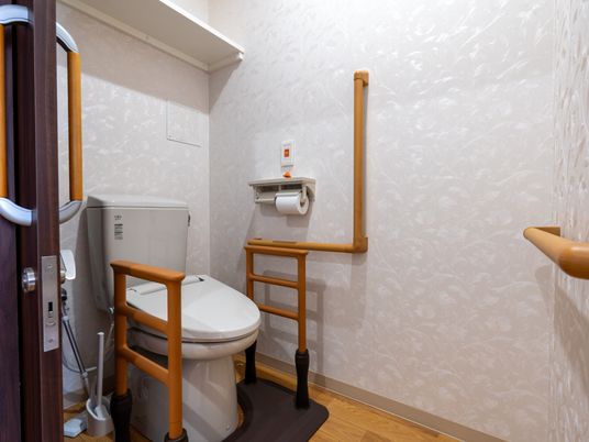 手すり付きで安心なトイレ