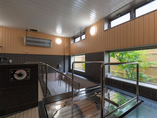 自然光が入る浴室