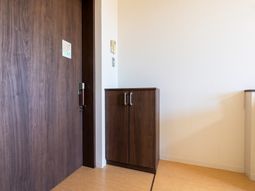 木製収納のある廊下