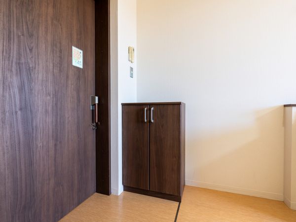 木製収納のある廊下