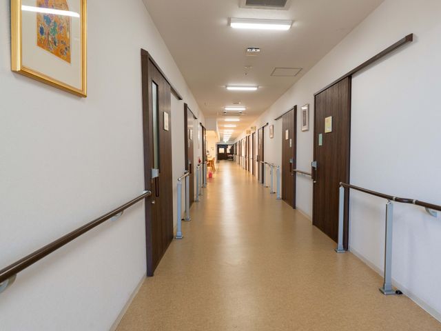 長い廊下 廊下 明るく広々とした廊下です。手すりが設置されており、安全に歩行することができます。