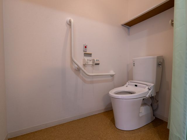 手すり付きトイレ トイレ 安全に配慮された手すり付きのトイレです。快適な環境で利用者のサポートを考慮しています。
