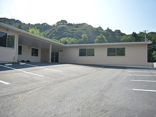 駐車場のある建物外観  