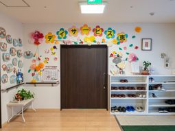 カラフルな飾りの入口