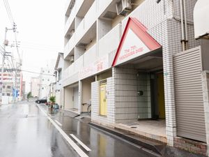 明るいエントランスの外観