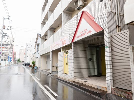 明るいエントランスの外観