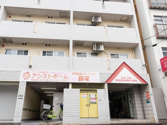 明るいエントランスの建物