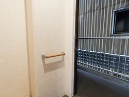 廊下の手すりと窓